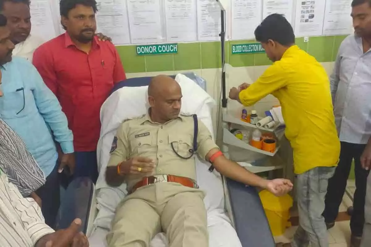 వ్యక్తి ప్రాణాలు కాపాడేందుకు రక్తదానం.. మార్గదర్శకంగా నిలిచిన నిర్మల్ SP వ్యక్తి ప్రాణాలు కాపాడేందుకు రక్తదానం.. మార్గదర్శకంగా నిలిచిన నిర్మల్ SP