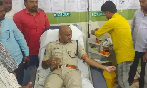 వ్యక్తి ప్రాణాలు కాపాడేందుకు రక్తదానం.. మార్గదర్శకంగా నిలిచిన నిర్మల్ SP