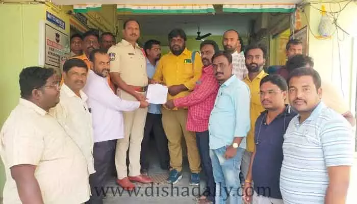 కాంగ్రెస్ నేతపై చర్యలు తీసుకోండి.. సీఐకు జర్నలిస్ట్ల ఫిర్యాదు కాంగ్రెస్ నేతపై చర్యలు తీసుకోండి.. సీఐకు జర్నలిస్ట్ల ఫిర్యాదు