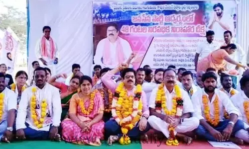 వంతెన కోసం జనసైనికుల నిరసన