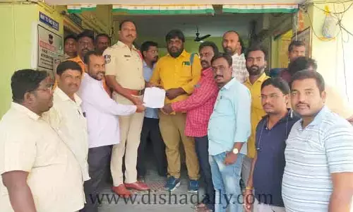 కాంగ్రెస్ నేతపై చర్యలు తీసుకోండి.. సీఐకు జర్నలిస్ట్‌ల ఫిర్యాదు