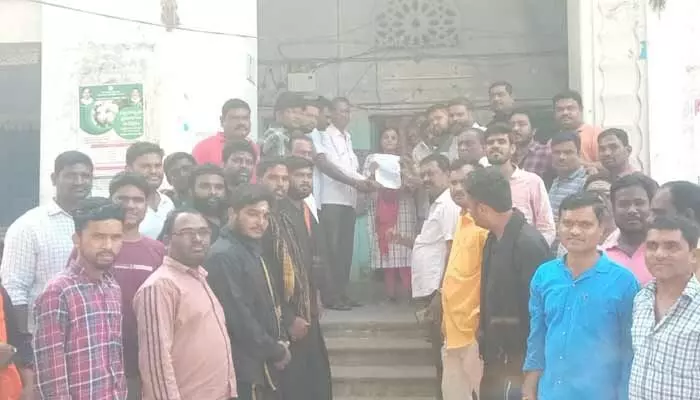 లక్షెట్టిపేటలో స్వర్ణకారుల నిరసన లక్షెట్టిపేటలో స్వర్ణకారుల నిరసన