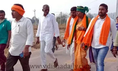పాదయాత్రలో బహిర్గతమైన వర్గపోరు