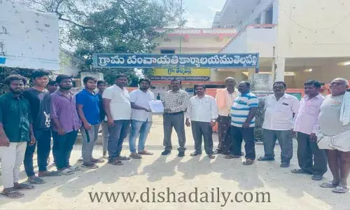 మురికి నీళ్లు వస్తున్నాయంటూ గ్రామస్థుల ఆందోళన