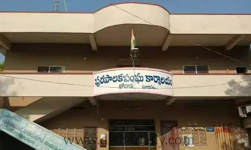 4 నెలలుగా జీతాల్లేవ్.. అవస్థలు పడుతున్న ఔట్ సోర్సింగ్ ఉద్యోగులు