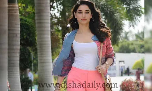 విభిన్న యాంగిల్స్‌లో రెచ్చగొట్టిన Tamannaah .. దారుణమైన కామెంట్స్