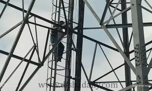 న్యాయం చేయాలంటూ సెల్ టవర్ ఎక్కి రైతు నిరసన