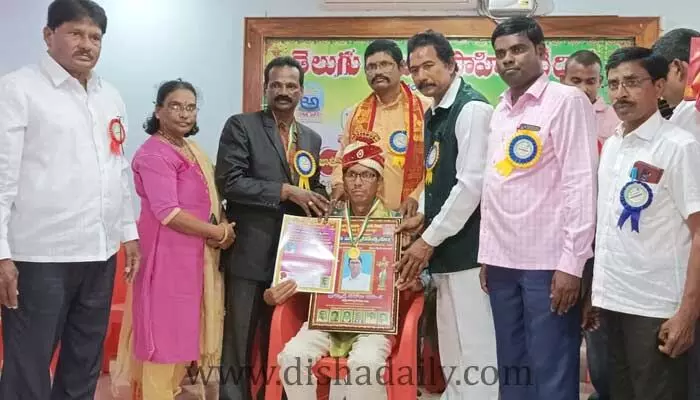 తెలుగు వెలుగు జాతీయ పురస్కారాలు అందుకున్న సిరిసిల్ల కవులు తెలుగు వెలుగు జాతీయ పురస్కారాలు అందుకున్న సిరిసిల్ల కవులు