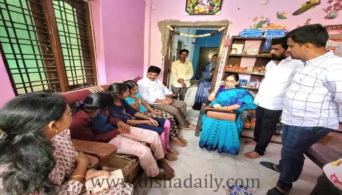 ఆదుకోవాలంటూ అక్కా చెల్లెళ్ల ట్వీట్.. స్పందించిన మంత్రి కేటీఆర్ ఆదుకోవాలంటూ అక్కా చెల్లెళ్ల ట్వీట్.. స్పందించిన మంత్రి కేటీఆర్
