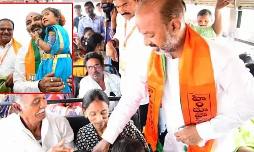 పాదయాత్రలో బస్సు ఎక్కిన Bandi Sanjay.. ప్రయాణికుల బాధలు తెలుసుకుని..