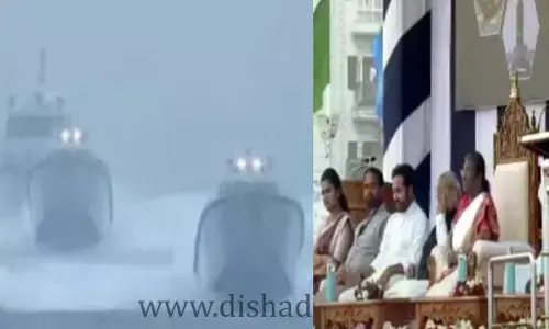 Vishaka Rk Beachలో ఘనంగా నేవీ డే వేడుకలు.. ఆకట్టుకుంటున్న విన్యాసాలు
