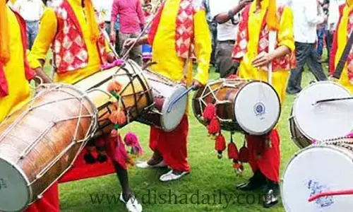 పెళ్లి బరాత్‌లో ఆ స్టిక్కర్లు చూసి షాకైన బీజేపీ ఎంపీ అర్వింద్ (వీడియో)