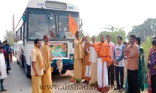 ఇరుముడితో శ్రీశైలం బయలుదేరిన స్వాములు