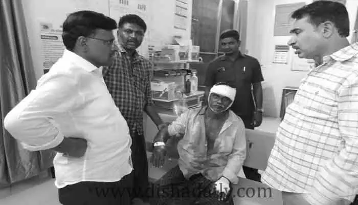 బ్రేకింగ్ న్యూస్.. టీఆర్ఎస్ నాయకులపై హత్యాయత్నం బ్రేకింగ్ న్యూస్.. టీఆర్ఎస్ నాయకులపై హత్యాయత్నం