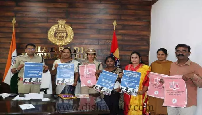 లింగ వివక్షతపై పోస్టర్ ను ఆవిష్కరించిన ఎస్పీ వినీత్ లింగ వివక్షతపై పోస్టర్ ను ఆవిష్కరించిన ఎస్పీ వినీత్