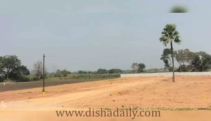 అక్రమ వెంచర్పై చర్యలుండవా.. నోటీసుల పేరుతో కాలయాపన చేస్తున్న అధికారులు అక్రమ వెంచర్పై చర్యలుండవా.. నోటీసుల పేరుతో కాలయాపన చేస్తున్న అధికారులు
