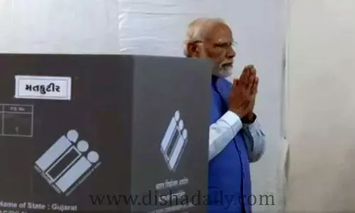 ఓటు హక్కు వినియోగించుకున్న Modi