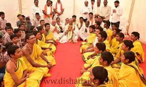 Bandi Sanjay కి బాసర వేద పాఠశాల విద్యార్థుల ఆశీర్వాదం