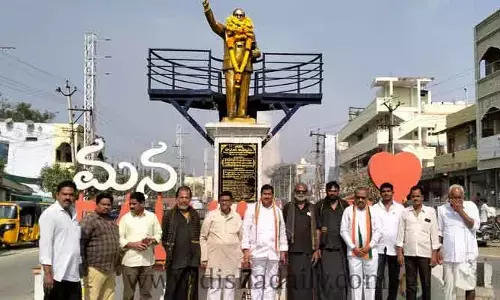 అంబేద్కర్ వర్ధంతి సందర్భంగా విగ్రహానికి పూలమాలవేసి నివాళులర్పించిన ఎడవల్లి