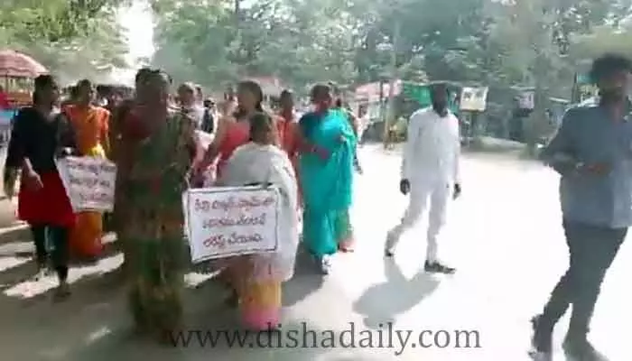 MLC Kalvakuntla Kavitha : కవితకు మహిళల నుంచి ఊహించని షాక్.. (వీడియో) MLC Kalvakuntla Kavitha : కవితకు మహిళల నుంచి ఊహించని షాక్.. (వీడియో)