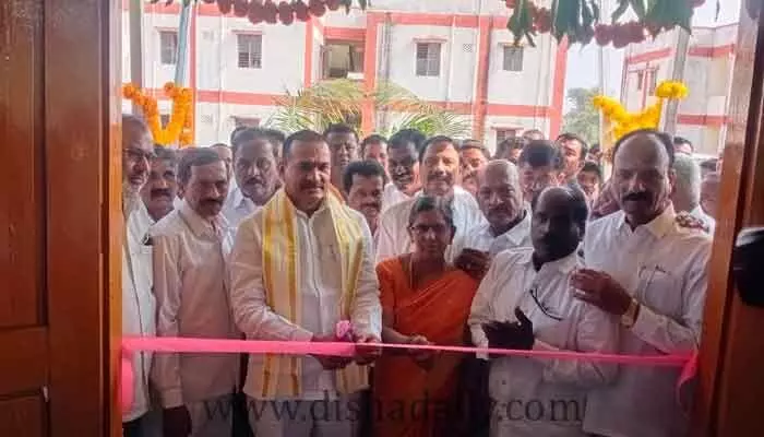 అభివృద్ధి పనులను ప్రారంభించిన గంప గోవర్ధన్.. తలమడ్ల, ఆరెపల్లెను పాత మండలంలోనే కలపాలని కోరిన గ్రామ ప్రజలు అభివృద్ధి పనులను ప్రారంభించిన గంప గోవర్ధన్.. తలమడ్ల, ఆరెపల్లెను పాత మండలంలోనే కలపాలని కోరిన గ్రామ ప్రజలు