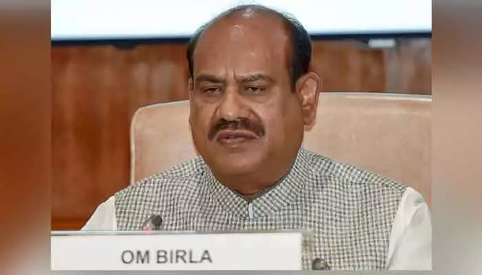 ట్విట్టర్లో అలా రాయొద్దు: ఎంపీలకు లోక్ సభ స్పీకర్ వార్నింగ్ ట్విట్టర్లో అలా రాయొద్దు: ఎంపీలకు లోక్ సభ స్పీకర్ వార్నింగ్