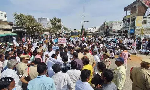 అట్టుడుకుతున్న Metpally... ఎమ్మెల్యే డౌన్ డౌన్ అంటూ భారీగా నినాదాలు