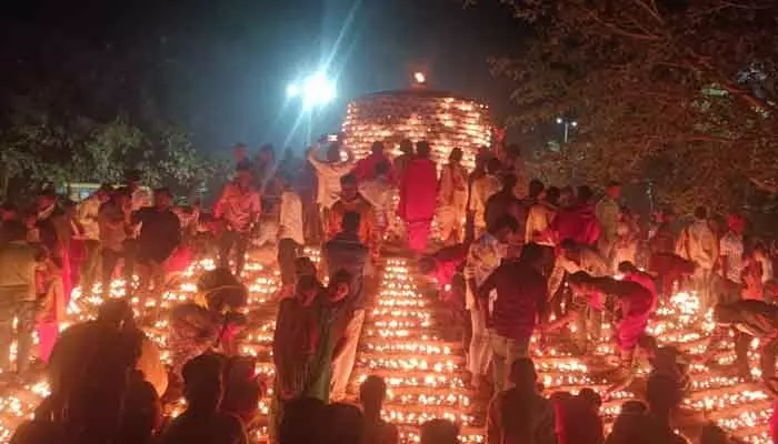 నేత్రపర్వంగా లక్ష దీపోత్సవం.. బర్దిపూర్కు పోటెత్తిన భక్తులు నేత్రపర్వంగా లక్ష దీపోత్సవం.. బర్దిపూర్కు పోటెత్తిన భక్తులు