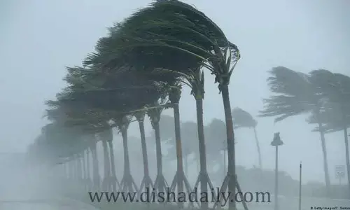 తుఫాను వణుకు.. నలుగురి మృతి, 70 మందికి గాయాలు