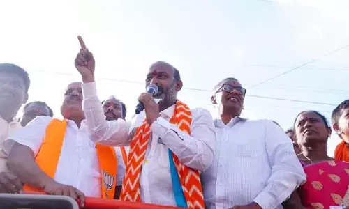 చెల్లని రూపాయికి గీతలెక్కువ: బండి సంజయ్