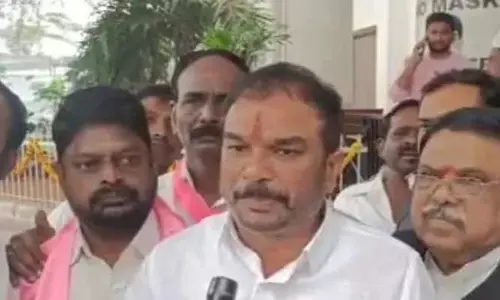 గాంధీ తర్వాత కేసీఆరే మహాత్ముడు: Upendhra