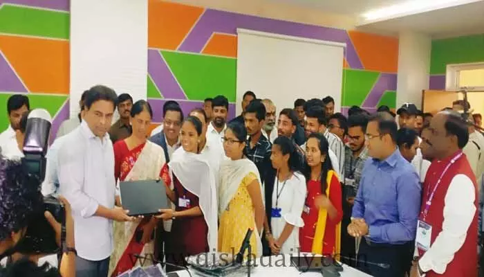 బాసరలో విద్యార్థులకు లాప్టాప్ లు పంపిణీ చేసిన Minister KTR.. బాసరలో విద్యార్థులకు లాప్టాప్ లు పంపిణీ చేసిన Minister KTR..