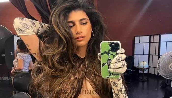 బోల్డ్ యాంగిల్స్లో రెచ్చి పోయిన పోర్న్ స్టార్ Mia Khalifa బోల్డ్ యాంగిల్స్లో రెచ్చి పోయిన పోర్న్ స్టార్ Mia Khalifa