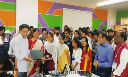 బాసరలో విద్యార్థులకు లాప్టాప్ లు పంపిణీ చేసిన Minister KTR..