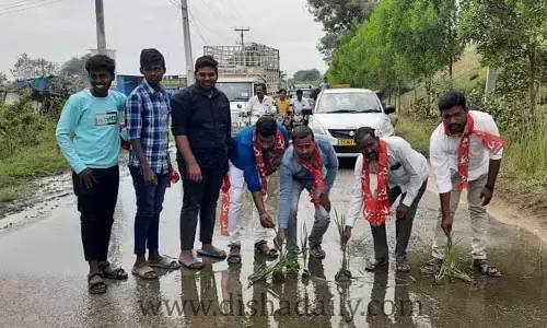 రోడ్డుపై నాట్లు వేస్తూ నిరసన