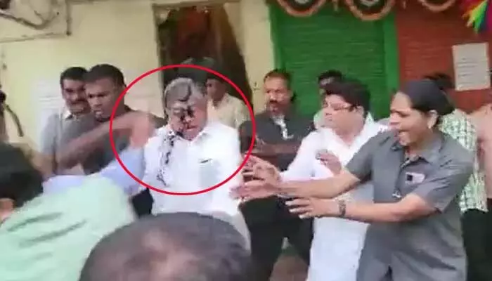 మంత్రిపై సడెన్గా ఇంక్ చల్లిన వ్యక్తి... వీడియో మంత్రిపై సడెన్గా ఇంక్ చల్లిన వ్యక్తి... వీడియో