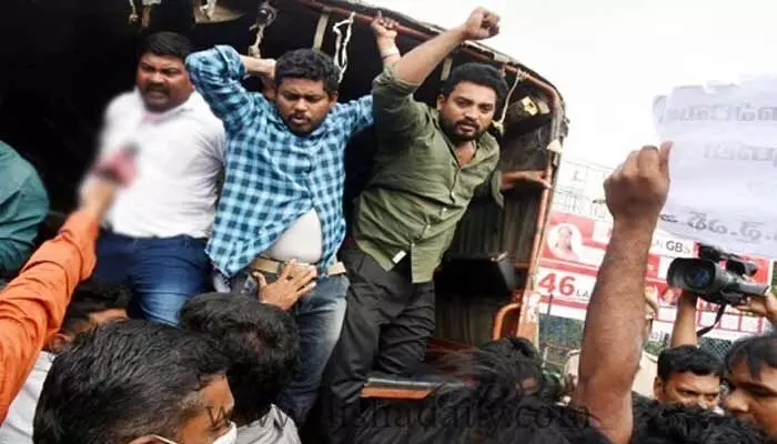 ఐదేళ్లు ఆశగా ఎదురు చూశారు.. గట్టిగా డిమాండ్ చేయడంతో అరెస్ట్ ఐదేళ్లు ఆశగా ఎదురు చూశారు.. గట్టిగా డిమాండ్ చేయడంతో అరెస్ట్