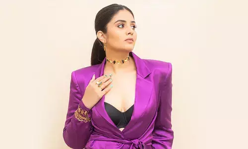 వైలెట్ సూట్‌లో వేడెక్కిస్తున్న Sreemukhi.. ఎద అందాలు చూపిస్తూ..