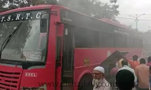 బస్సులో చెలరేగిన మంటలు.. తప్పిన పెను ప్రమాదం