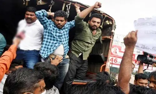 ఐదేళ్లు ఆశగా ఎదురు చూశారు..  గట్టిగా డిమాండ్ చేయడంతో అరెస్ట్