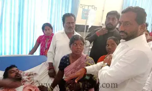 కుక్క అడ్డు రావడంతో ఆటో బోల్తా..