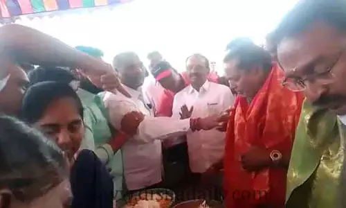సొంత నియోజకవర్గంలోనే ఈటలకు అవమానం.. షాకిచ్చిన మాజీ అనుచరుడు