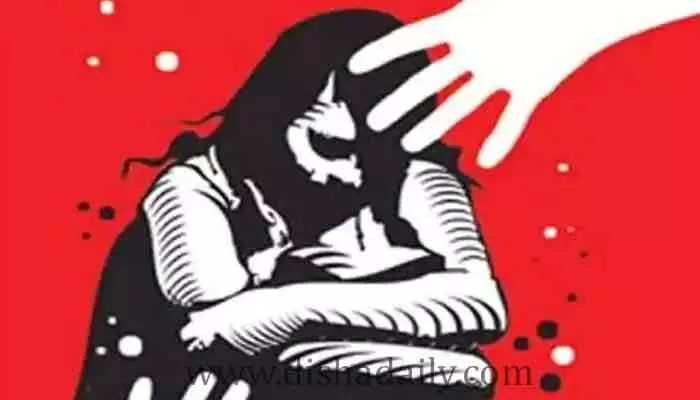అప్పుడే పుట్టిన బిడ్డను రెండంతస్తుల భవనం పై నుంచి విసిరేసిన 15 ఏళ్ల బాలిక అప్పుడే పుట్టిన బిడ్డను రెండంతస్తుల భవనం పై నుంచి విసిరేసిన 15 ఏళ్ల బాలిక