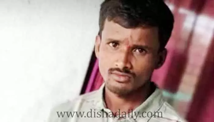 రీఛార్జ్కి డబ్బులు ఇవ్వలేదని యువకుడి ఆత్మహత్య రీఛార్జ్కి డబ్బులు ఇవ్వలేదని యువకుడి ఆత్మహత్య