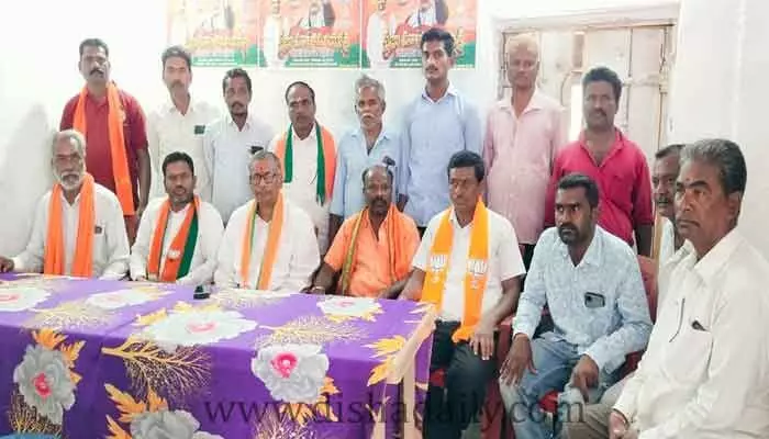 TRSతో రాష్ట్రాన్ని ముంచేశారు.. ఇప్పుడు దేశాన్ని ముంచడానికే BRS : NVSS Prabhakar TRSతో రాష్ట్రాన్ని ముంచేశారు.. ఇప్పుడు దేశాన్ని ముంచడానికే BRS : NVSS Prabhakar