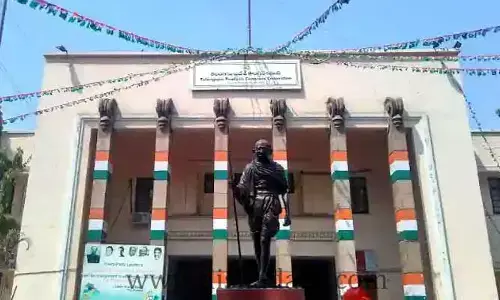 గాంధీభవన్ వద్ద ఉద్రిక్తత.. బారికేడ్లు పెట్టి అడ్డుకున్న పోలీసులు!