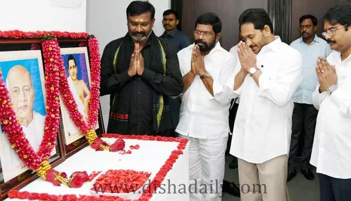 సర్దార్ వల్లభాయ్ పటేల్, పొట్టి శ్రీరాములుకు YS Jagan, Chandrababu నివాళి సర్దార్ వల్లభాయ్ పటేల్, పొట్టి శ్రీరాములుకు YS Jagan, Chandrababu నివాళి