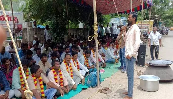 VRA strike: వారికిచ్చిన హామీలు బుట్టదాఖలేనా? VRA strike: వారికిచ్చిన హామీలు బుట్టదాఖలేనా?