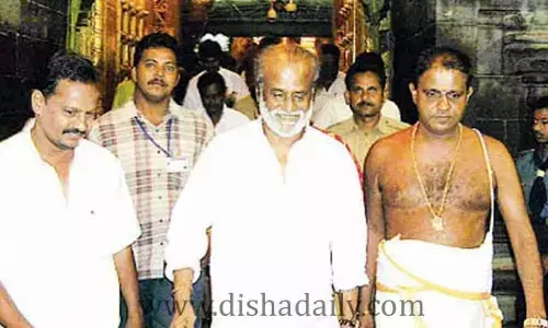 తిరుమలేశుడి సన్నిధిలో Superstar Rajinikanth .. సుప్రభాత సేవలో కుటుంబ సమేతంగా పూజలు