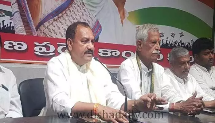 నిషేదిత భూములు కొంటున్న టీఆర్ఎస్ లీడర్స్ నిషేదిత భూములు కొంటున్న టీఆర్ఎస్ లీడర్స్